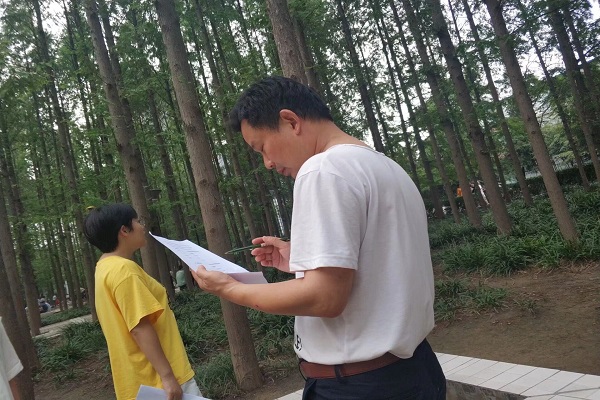 圖1（隊員在文峰公園發(fā)放調(diào)查問卷）.jpg