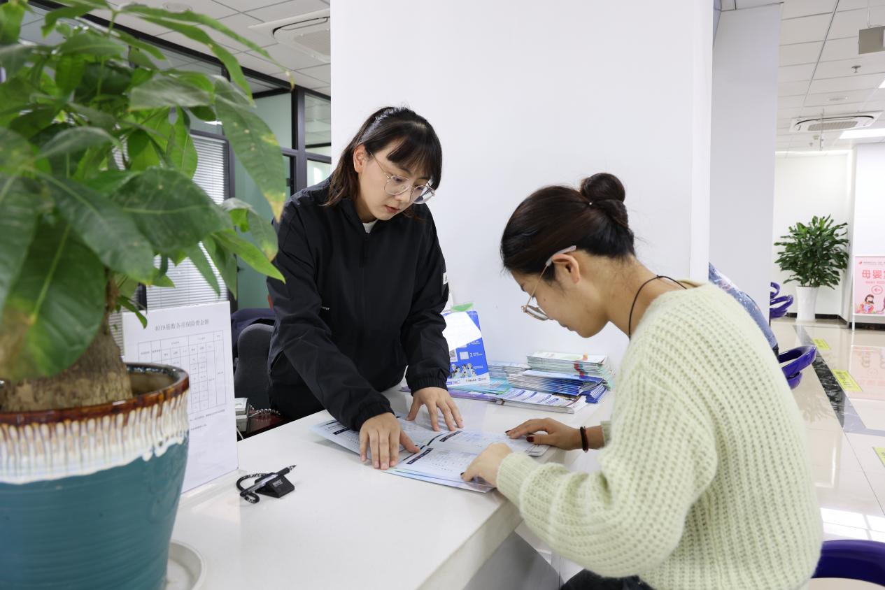 慈湖高新區(qū)政務(wù)中心大廳，工作人員正在給市民介紹相關(guān)政策。慈湖高新區(qū)管委會供圖