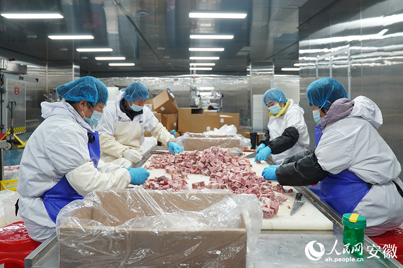 安徽寶臨食品有限公司內(nèi)，工人們正在將切割出來(lái)的牛腩篩選打包。人民網(wǎng)記者 陳若天攝