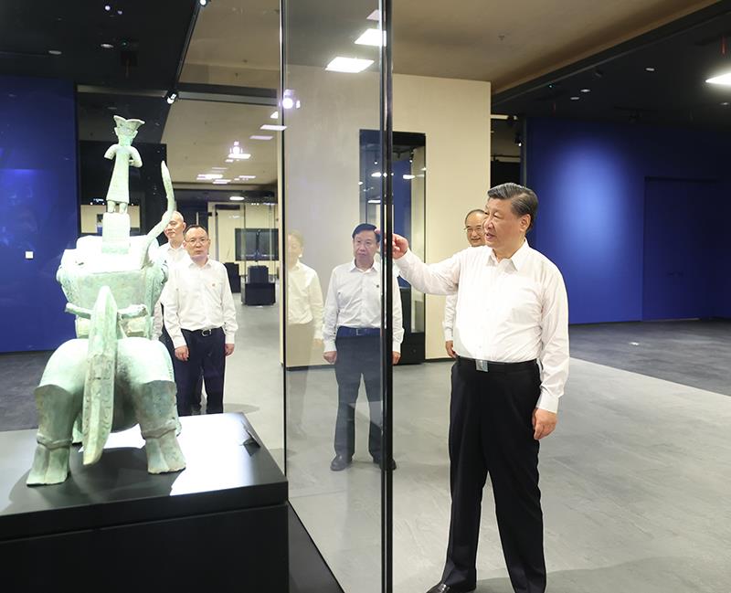 　△2023年7月26日，習近平總書記在位于四川德陽市廣漢市的三星堆博物館新館參觀。