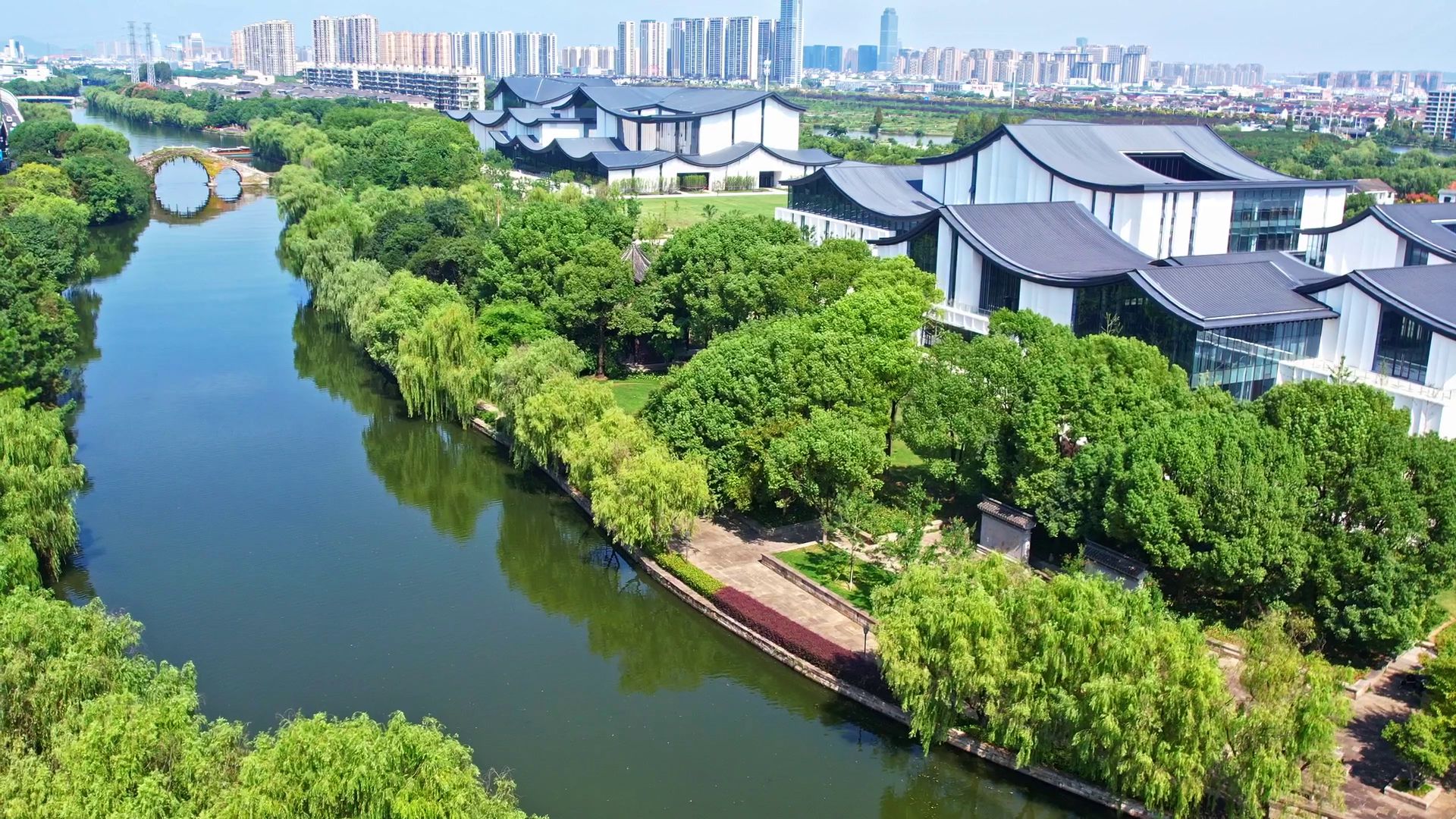 　△浙東運河。今年9月20日，習近平總書記來到浙東運河文化園考察，強調(diào)“大運河文化是中國優(yōu)秀傳統(tǒng)文化的重要組成部分，要在保護、傳承、利用上下功夫，讓古老大運河煥發(fā)時代新風貌”。
