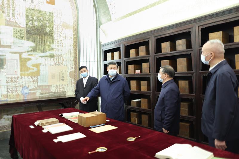 △2023年6月1日，習近平總書記在中國國家版本館考察時，在蘭臺洞庫了解館藏精品版本保存情況。