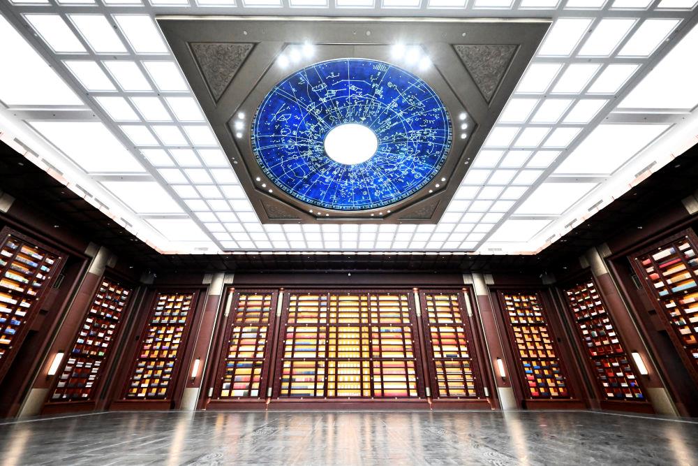 △中國國家版本館中央總館“文瀚閣”內(nèi)景。星空穹頂上是一幅宋代石刻天文圖，傳遞著“文瀚閣”的寓意：中華文明如星空般浩瀚璀璨。