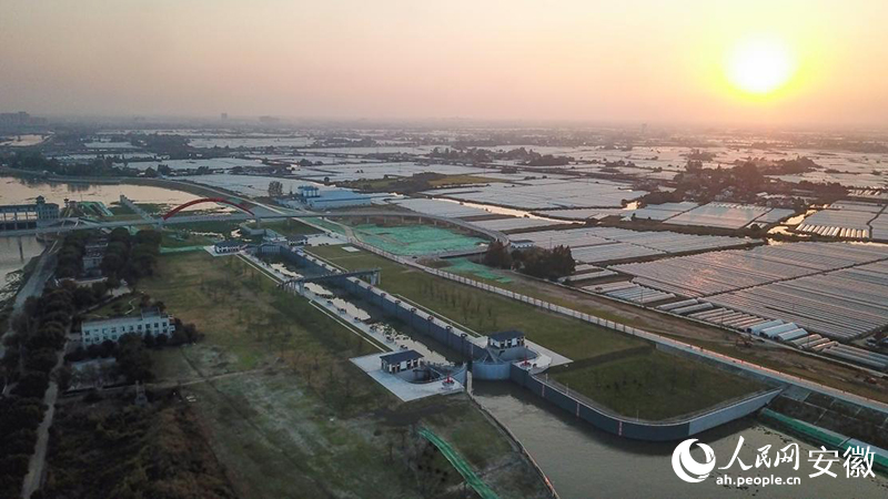 夕陽(yáng)下的裕溪船閘。人民網(wǎng)記者 李希蒙攝
