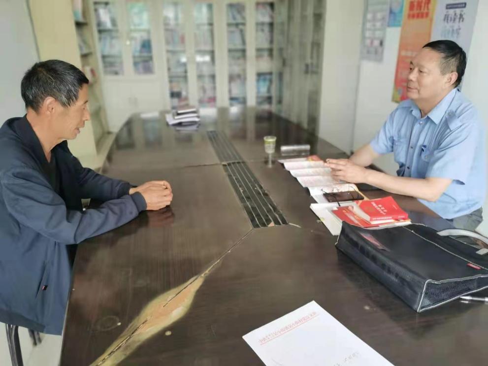 吳夕品（右一）在調(diào)解。蚌埠市淮上區(qū)吳小街鎮(zhèn)供圖