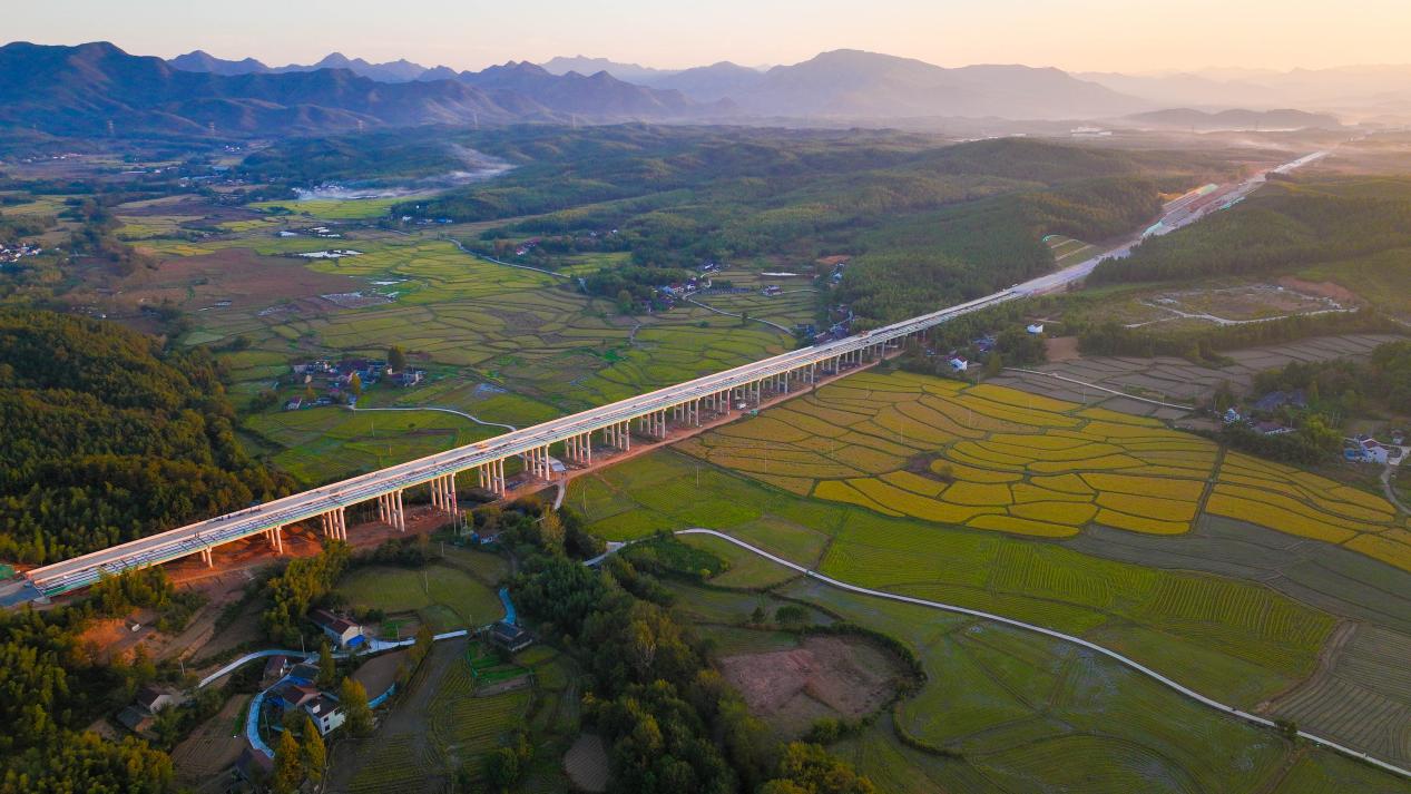 俯瞰正在建設(shè)的柿木河大橋。安徽交控集團供圖