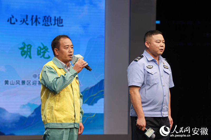 “中國好人”李培生（左）、胡曉春現(xiàn)場推介“大黃山”。人民網(wǎng)記者 張俊攝