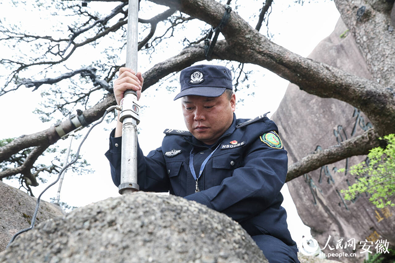 胡曉春檢查支撐桿松動情況。人民網(wǎng)記者 張俊攝