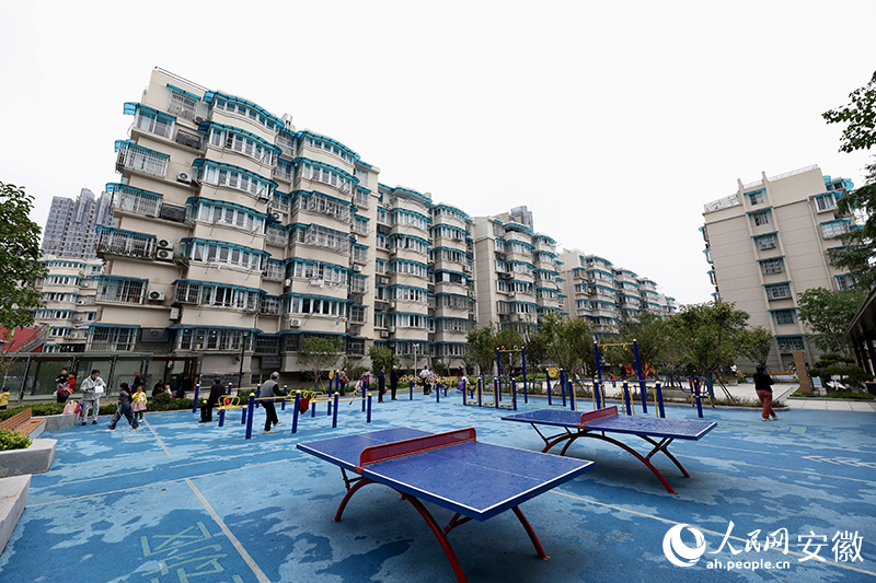 備受居民青睞的健身場地。人民網(wǎng)記者 張俊攝