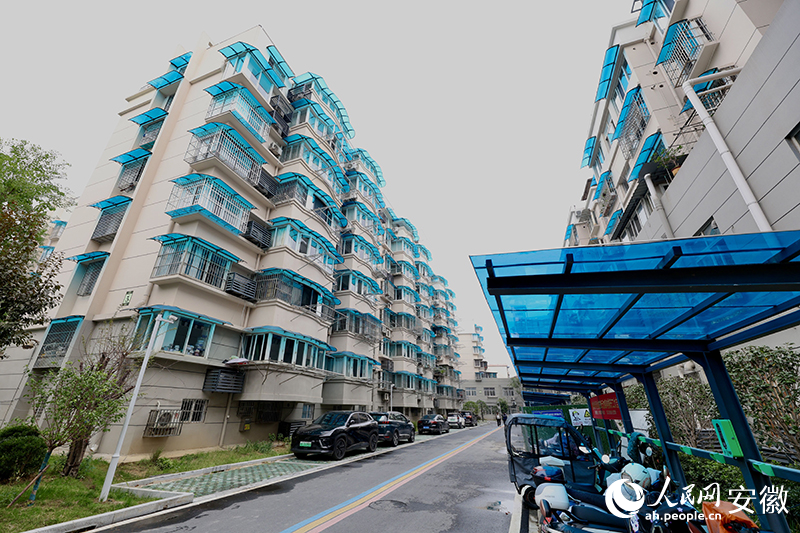 改造后，小區(qū)停車井然有序。人民網(wǎng)記者 張俊攝