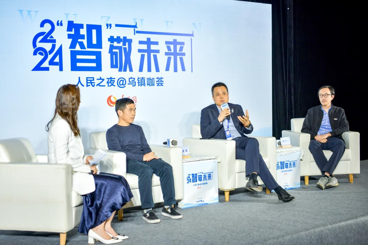 在對話環(huán)節(jié)，之江實驗室高級研究專家潘愛民、伏羲智庫創(chuàng)始人李曉東、麒麟軟件副總經理李震寧探討“‘百模大戰(zhàn)’將卷向何方”。人民網記者 任峰濤攝