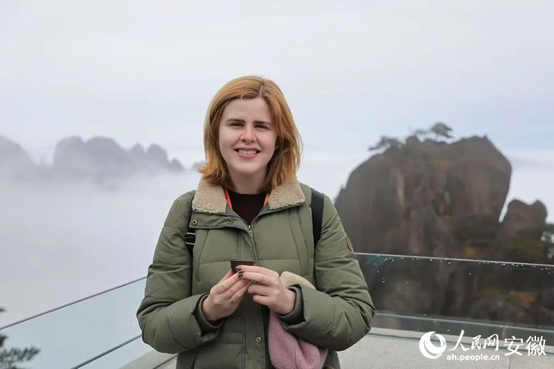 美國旅行商貝愛然與背后的云海合影。