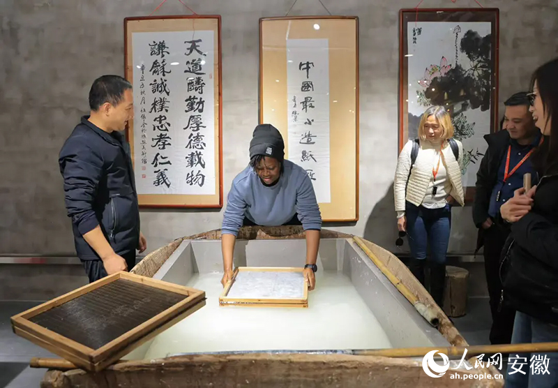 美國旅行商法紹拉·扎伊諾布·托沃布拉體驗(yàn)宣紙制作工藝。人民網(wǎng)記者 王曉飛攝