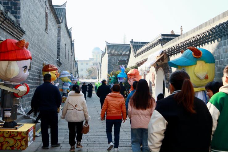 景區(qū)游人如織。 六尺巷景區(qū)供圖
