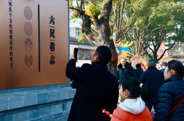 游客前來(lái)感受“禮讓”文化。六尺巷景區(qū)供圖