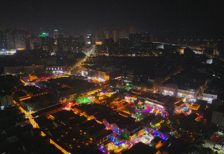 桐城六尺巷新春燈會(huì)夜景。 汪立攝