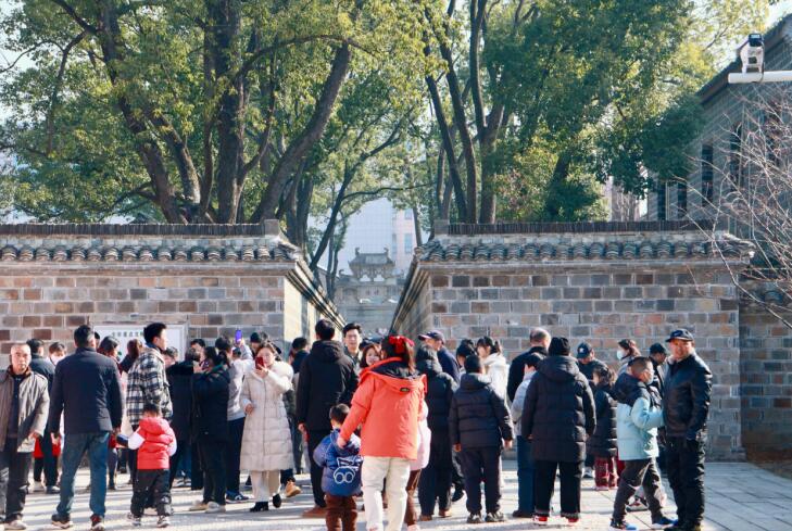 景區(qū)游人如織。 六尺巷景區(qū)供圖